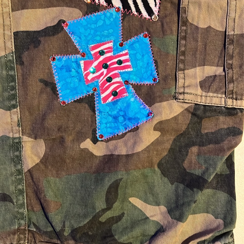 Camo crop pants with patches women’s XS - Picture 6 of 16